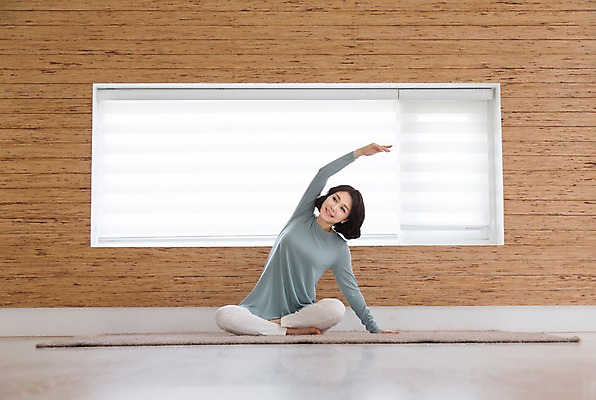 포토 JPG 스튜디오촬영 전신 라이프스타일 여자 40대 요가 중년라이프 실내 건강 한명 사람 앉기 라이프 앞모습 운동 손들기 스트레칭 카펫 한국인 옆구리운동 중년여자한명만 국내포토 1 웰빙 뷰포인트 중년 모션 동양인 내부 생활 여자한명만 중년여자만 파일형식