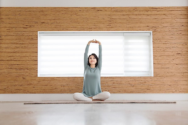 포토 JPG 스튜디오촬영 전신 라이프스타일 여자 40대 요가 중년라이프 실내 건강 한명 사람 앉기 라이프 앞모습 운동 손들기 스트레칭 카펫 한국인 중년여자한명만 국내포토 1 웰빙 뷰포인트 중년 모션 동양인 내부 생활 여자한명만 중년여자만 파일형식
