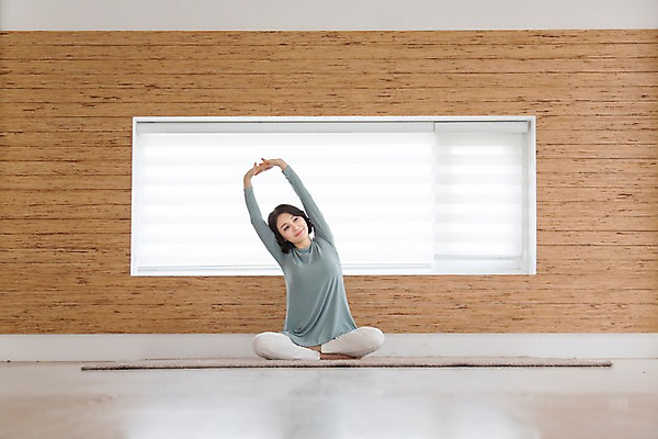 포토 JPG 스튜디오촬영 전신 라이프스타일 여자 40대 요가 중년라이프 실내 건강 한명 사람 앉기 라이프 앞모습 운동 손들기 스트레칭 카펫 한국인 중년여자한명만 국내포토 1 웰빙 뷰포인트 중년 모션 동양인 내부 생활 여자한명만 중년여자만 파일형식