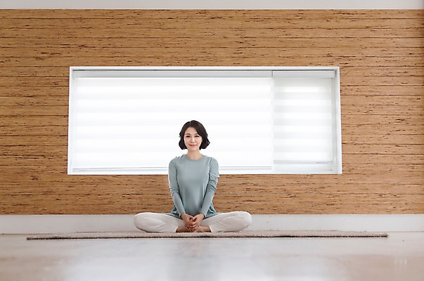 포토 JPG 스튜디오촬영 전신 라이프스타일 여자 40대 요가 중년라이프 실내 건강 한명 사람 앉기 라이프 앞모습 운동 스트레칭 카펫 한국인 중년여자한명만 국내포토 1 웰빙 뷰포인트 중년 모션 동양인 내부 생활 여자한명만 중년여자만 파일형식