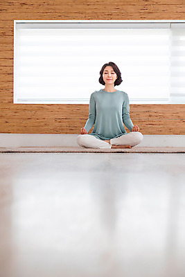 포토 JPG 스튜디오촬영 전신 라이프스타일 여자 40대 요가 중년라이프 실내 건강 한명 사람 앉기 손짓 라이프 앞모습 운동 눈감음 카펫 한국인 명상 사색 중년여자한명만 국내포토 1 웰빙 뷰포인트 중년 생각 모션 동양인 내부 생활 여자한명만 중년여자만 파일형식