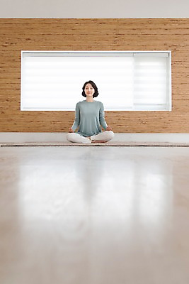 포토 JPG 스튜디오촬영 전신 라이프스타일 여자 40대 요가 중년라이프 실내 건강 한명 사람 앉기 손짓 라이프 앞모습 운동 눈감음 카펫 한국인 명상 사색 중년여자한명만 국내포토 1 웰빙 뷰포인트 중년 생각 모션 동양인 내부 생활 여자한명만 중년여자만 파일형식