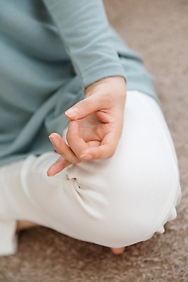 포토 JPG 스튜디오촬영 라이프스타일 손 여자 40대 요가 중년라이프 실내 건강 한명 사람 앉기 손짓 라이프 아웃포커스 신체부위 운동 카펫 한국인 명상 사색 국내포토 1 웰빙 중년 생각 모션 촬영기법 동양인 내부 생활 파일형식