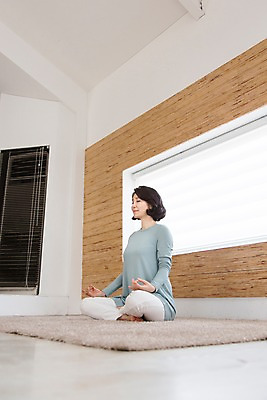 포토 JPG 스튜디오촬영 전신 라이프스타일 여자 40대 요가 중년라이프 실내 건강 한명 사람 앉기 손짓 라이프 옆모습 운동 눈감음 카펫 한국인 명상 사색 중년여자한명만 국내포토 1 웰빙 뷰포인트 중년 생각 모션 동양인 내부 생활 여자한명만 중년여자만 파일형식