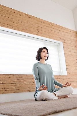 포토 JPG 스튜디오촬영 전신 라이프스타일 여자 40대 요가 중년라이프 실내 건강 한명 사람 앉기 손짓 라이프 운동 눈감음 카펫 한국인 명상 사색 중년여자한명만 국내포토 1 웰빙 중년 생각 모션 동양인 내부 생활 여자한명만 중년여자만 파일형식