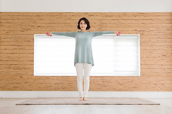 포토 JPG 스튜디오촬영 전신 라이프스타일 여자 40대 요가 중년라이프 팔벌리기 실내 건강 한명 서기 들기 사람 라이프 앞모습 운동 스트레칭 카펫 아령 한국인 중년여자한명만 국내포토 1 웰빙 뷰포인트 중년 모션 동양인 내부 생활 여자한명만 중년여자만 파일형식