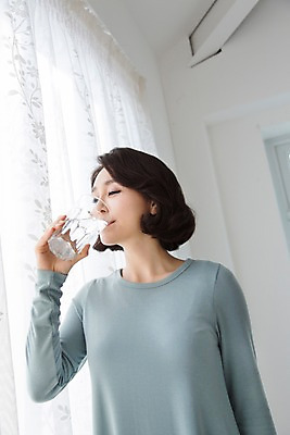 포토 JPG 스튜디오촬영 라이프스타일 웰빙 여자 40대 중년라이프 잔 실내 건강 한명 들기 사람 상반신 라이프 컵 물 한국인 마시기 커튼 먹기 창가 물컵 중년여자한명만 국내포토 자연요소 1 식기 중년 창문 모션 동양인 내부 생활 여자한명만 중년여자만 파일형식