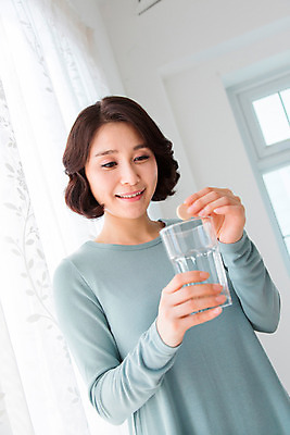 포토 JPG 스튜디오촬영 라이프스타일 웰빙 여자 음료 40대 중년라이프 잔 실내 건강 한명 웃음 들기 사람 상반신 라이프 앞모습 컵 주스 한국인 커튼 창가 비타민 중년여자한명만 국내포토 1 식기 뷰포인트 중년 창문 모션 표정 동양인 내부 생활 영양소 여자한명만 중년여자만 파일형식