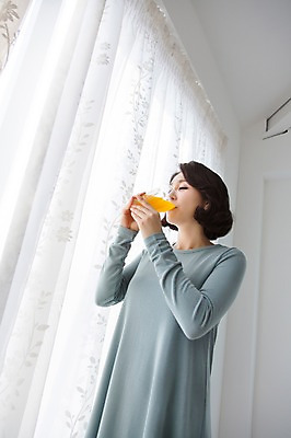 포토 JPG 스튜디오촬영 라이프스타일 웰빙 여자 음료 40대 중년라이프 잔 실내 건강 한명 들기 사람 상반신 라이프 컵 주스 한국인 마시기 커튼 먹기 창가 중년여자한명만 국내포토 1 식기 중년 창문 모션 동양인 내부 생활 여자한명만 중년여자만 파일형식