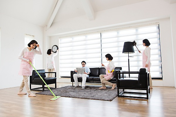 포토 JPG 스튜디오촬영 전신 라이프스타일 부부 커플 여자 남자 시계 40대 중년 가사 거실 의자 중년라이프 실내 서기 사람 앉기 동양인 여러명 라이프 소파 앞치마 카펫 한국인 스탠드 가리킴 신문 신문읽기 먼지떨이 청소 합성 밀대 걸레 부부생활 중년만 국내포토 가구 다수 관계 모션 주방용품 조명 인종 손짓 성인 내부 생활 간행물 뉴스 청소도구 읽기 성인만 파일형식