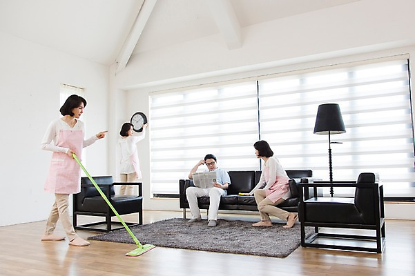 포토 JPG 스튜디오촬영 전신 라이프스타일 부부 커플 여자 남자 시계 40대 중년 가사 거실 의자 중년라이프 실내 서기 사람 앉기 동양인 여러명 라이프 소파 앞치마 카펫 한국인 스탠드 가리킴 신문 신문읽기 청소 합성 밀대 걸레 부부생활 중년만 국내포토 가구 다수 관계 모션 주방용품 조명 인종 손짓 성인 내부 생활 간행물 뉴스 청소도구 읽기 성인만 파일형식