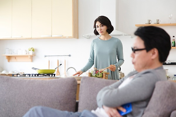 포토 JPG 스튜디오촬영 라이프스타일 부부 커플 여자 남자 40대 중년 가사 거실 의자 중년라이프 실내 요리 서기 사람 앉기 동양인 두명 라이프 옆모습 아웃포커스 소파 주방 한국인 부부생활 중년만 국내포토 뷰포인트 가구 관계 모션 촬영기법 인종 성인 내부 생활 성인만 파일형식 생활용품 오브젝트