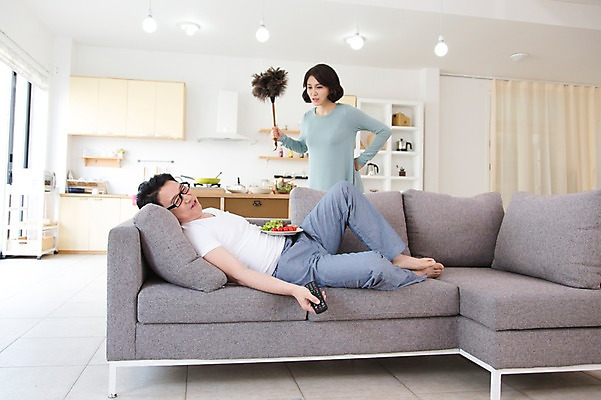 포토 JPG 스튜디오촬영 라이프스타일 접시 부부 커플 여자 남자 음식 40대 중년 가사 거실 의자 중년라이프 방울토마토 실내 서기 웃음 들기 사람 동양인 두명 라이프 소파 눕기 한국인 리모컨 먼지떨이 청소 티비시청 부부생활 잔소리 중년만 국내포토 식기 가구 토마토 관계 모션 표정 인종 성인 내부 생활 청소도구 시청_보고들음 성인만 파일형식