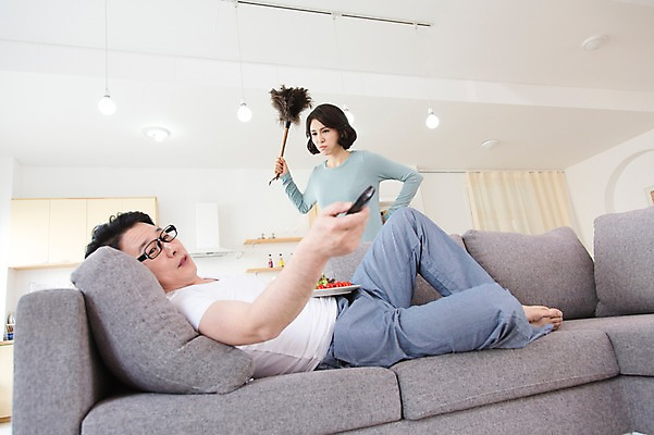 포토 JPG 스튜디오촬영 라이프스타일 접시 부부 커플 여자 남자 음식 40대 중년 가사 거실 의자 중년라이프 방울토마토 실내 실내화 서기 들기 사람 동양인 두명 라이프 소파 눕기 한국인 리모컨 먼지떨이 청소 티비시청 부부생활 잔소리 중년만 국내포토 식기 가구 신발 토마토 관계 모션 인종 성인 내부 생활 청소도구 시청_보고들음 성인만 파일형식