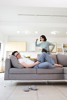 포토 JPG 스튜디오촬영 라이프스타일 접시 부부 커플 여자 남자 음식 40대 중년 가사 거실 의자 중년라이프 방울토마토 실내 실내화 서기 웃음 들기 사람 동양인 두명 라이프 소파 눕기 한국인 리모컨 먼지떨이 청소 티비시청 부부생활 잔소리 중년만 국내포토 식기 가구 신발 토마토 관계 모션 표정 인종 성인 내부 생활 청소도구 시청_보고들음 성인만 파일형식