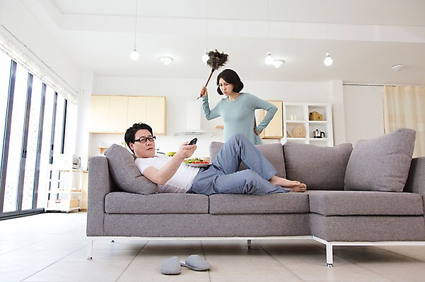 포토 JPG 스튜디오촬영 라이프스타일 접시 부부 커플 여자 남자 음식 40대 중년 가사 거실 의자 중년라이프 방울토마토 실내 실내화 서기 들기 사람 동양인 두명 라이프 소파 눕기 한국인 리모컨 먼지떨이 청소 티비시청 부부생활 잔소리 중년만 국내포토 식기 가구 신발 토마토 관계 모션 인종 성인 내부 생활 청소도구 시청_보고들음 성인만 파일형식