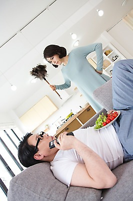 포토 JPG 스튜디오촬영 라이프스타일 접시 부부 커플 여자 남자 음식 40대 중년 가사 거실 의자 중년라이프 방울토마토 실내 서기 들기 사람 동양인 두명 라이프 소파 눕기 한국인 리모컨 먼지떨이 청소 티비시청 부부생활 잔소리 중년만 국내포토 식기 가구 토마토 관계 모션 인종 성인 내부 생활 청소도구 시청_보고들음 성인만 파일형식