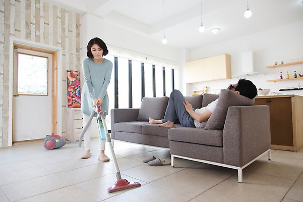 포토 JPG 스튜디오촬영 전신 라이프스타일 부부 커플 여자 남자 40대 중년 가사 거실 의자 중년라이프 실내 서기 사람 동양인 두명 라이프 책 소파 눕기 한국인 잠 청소 청소기 부부생활 중년만 국내포토 가구 관계 모션 인종 성인 내부 생활 전자제품 청소도구 성인만 파일형식