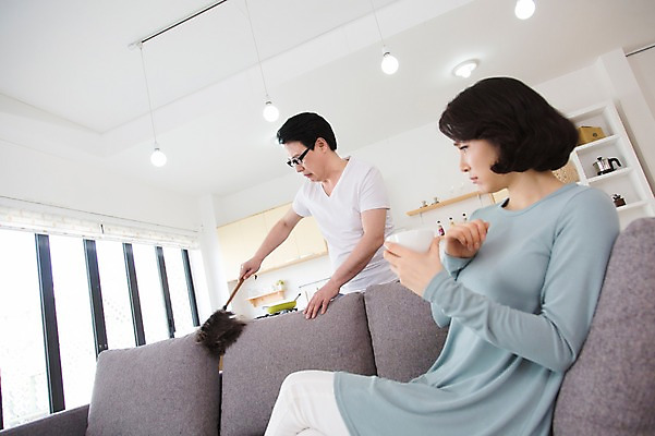 포토 JPG 스튜디오촬영 라이프스타일 부부 커플 여자 남자 40대 중년 가사 거실 의자 중년라이프 잔 실내 서기 들기 사람 앉기 동양인 상반신 두명 라이프 옆모습 컵 소파 한국인 먼지떨이 청소 부부생활 중년만 국내포토 식기 뷰포인트 가구 관계 모션 인종 성인 내부 생활 청소도구 성인만 파일형식