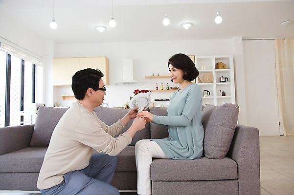 포토 JPG 스튜디오촬영 식물 라이프스타일 부부 커플 여자 남자 꽃 꽃다발 40대 중년 거실 의자 중년라이프 실내 선물 들기 사람 앉기 동양인 이벤트 두명 라이프 옆모습 소파 장미 마주보기 한국인 주기 부부생활 서프라이즈 중년만 국내포토 뷰포인트 가구 컨셉 관계 모션 인종 성인 내부 생활 성인만 파일형식