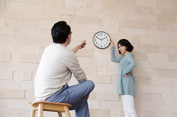 포토 JPG 스튜디오촬영 라이프스타일 부부 커플 여자 남자 벽 시계 40대 중년 가사 의자 중년라이프 실내 서기 사람 앉기 동양인 두명 라이프 옆모습 뒷모습 한국인 가리킴 벽시계 부부생활 중년만 국내포토 뷰포인트 가구 관계 모션 인종 손짓 성인 내부 생활 성인만 파일형식