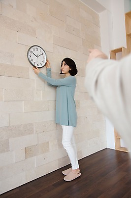 포토 JPG 스튜디오촬영 전신 라이프스타일 손 부부 커플 여자 남자 벽 시계 40대 중년 가사 중년라이프 실내 서기 사람 동양인 두명 라이프 아웃포커스 신체부위 한국인 가리킴 벽시계 부부생활 중년만 국내포토 관계 모션 촬영기법 인종 손짓 성인 내부 생활 성인만 파일형식