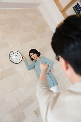 포토 JPG 스튜디오촬영 라이프스타일 부부 커플 여자 남자 벽 시계 40대 중년 가사 중년라이프 실내 사람 동양인 상반신 두명 라이프 앞모습 뒷모습 아웃포커스 한국인 가리킴 벽시계 부부생활 중년만 국내포토 뷰포인트 관계 촬영기법 인종 손짓 성인 내부 생활 성인만 파일형식