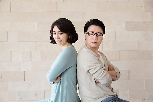 포토 JPG 스튜디오촬영 라이프스타일 부부 커플 여자 남자 40대 중년 중년라이프 실내 사람 동양인 상반신 두명 라이프 옆모습 팔짱 한국인 등맞대기 싸움 부부싸움 부부생활 중년만 국내포토 뷰포인트 관계 모션 인종 성인 내부 생활 성인만 파일형식