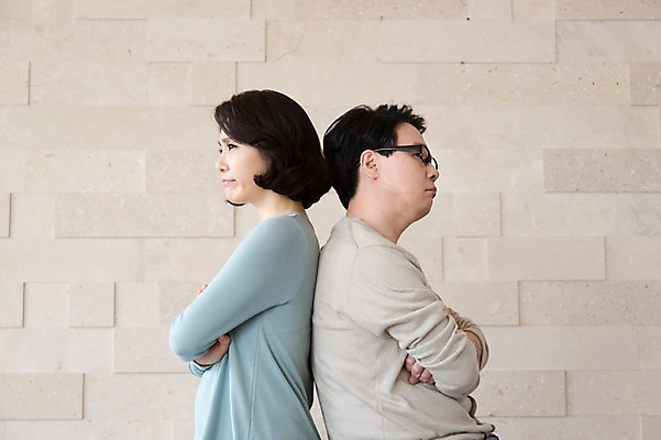 포토 JPG 스튜디오촬영 라이프스타일 부부 커플 여자 남자 40대 중년 중년라이프 실내 사람 동양인 상반신 두명 라이프 옆모습 팔짱 한국인 등맞대기 싸움 부부싸움 부부생활 중년만 국내포토 뷰포인트 관계 모션 인종 성인 내부 생활 성인만 파일형식