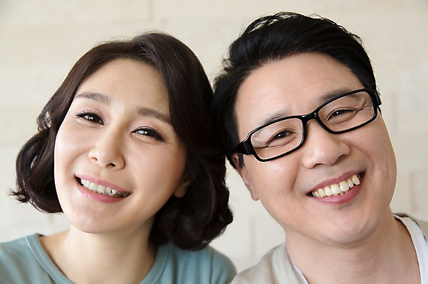 포토 JPG 스튜디오촬영 라이프스타일 부부 커플 여자 남자 안경 40대 중년 중년라이프 실내 미소 웃음 사람 동양인 상반신 두명 라이프 앞모습 한국인 부부생활 중년만 국내포토 잡화 뷰포인트 관계 표정 인종 성인 내부 생활 성인만 파일형식