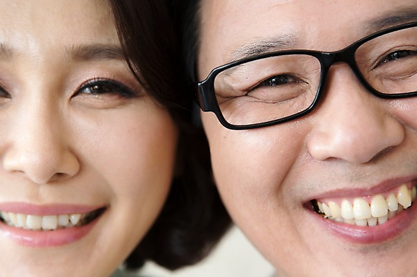 포토 JPG 스튜디오촬영 라이프스타일 부부 커플 여자 남자 안경 얼굴 40대 중년 중년라이프 실내 미소 웃음 사람 동양인 근접촬영 두명 라이프 앞모습 신체부위 한국인 부부생활 중년만 국내포토 잡화 뷰포인트 관계 표정 인종 성인 내부 생활 성인만 파일형식
