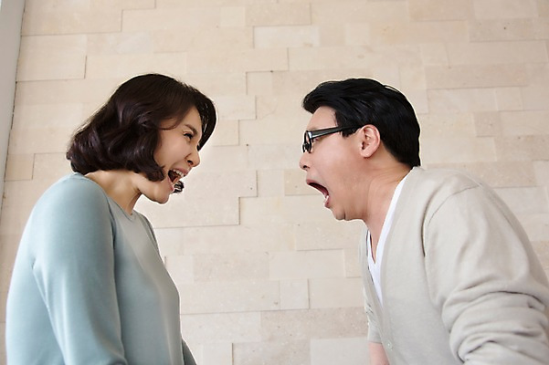 포토 JPG 스튜디오촬영 라이프스타일 부부 커플 여자 남자 40대 중년 중년라이프 실내 사람 동양인 상반신 두명 라이프 옆모습 마주보기 외침 한국인 싸움 부부싸움 부부생활 말다툼 중년만 국내포토 뷰포인트 관계 모션 인종 성인 내부 생활 소리 성인만 파일형식