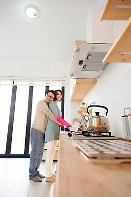 포토 JPG 스튜디오촬영 전신 라이프스타일 그릇 부부 커플 여자 남자 40대 중년 가사 안기 포옹 중년라이프 주전자 실내 서기 웃음 사람 동양인 두명 라이프 옆모습 주방 한국인 가스레인지 빨래 설거지 싱크대 고무장갑 부부생활 중년만 국내포토 식기 뷰포인트 장갑 관계 모션 주방용품 표정 인종 성인 내부 생활 가전제품 레인지 개수대 고무 성인만 파일형식