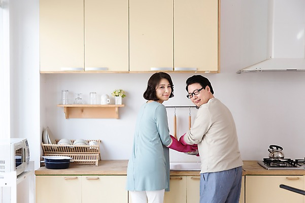 포토 JPG 스튜디오촬영 라이프스타일 그릇 부부 커플 여자 남자 40대 중년 가사 중년라이프 주전자 선반 실내 웃음 사람 동양인 상반신 두명 라이프 뒷모습 주방 한국인 도움 뒤돌아보기 가스레인지 전자레인지 빨래 설거지 싱크대 고무장갑 부부생활 중년만 국내포토 식기 뷰포인트 가구 장갑 컨셉 관계 모션 주방용품 표정 인종 성인 내부 생활 가전제품 레인지 개수대 고무 성인만 파일형식