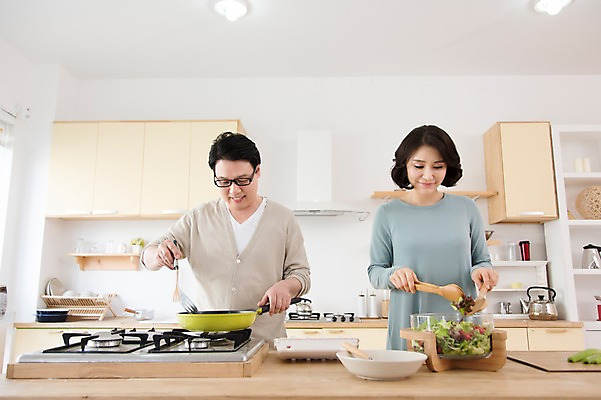 포토 JPG 스튜디오촬영 라이프스타일 그릇 부부 커플 여자 남자 음식 40대 중년 가사 중년라이프 주방용품 실내 요리 웃음 들기 사람 동양인 상반신 두명 라이프 앞모습 주방 샐러드 한국인 도움 프라이팬 가스레인지 빨래 싱크대 부부생활 중년만 국내포토 식기 뷰포인트 생활용품 컨셉 관계 모션 표정 인종 성인 내부 생활 가전제품 레인지 개수대 성인만 파일형식