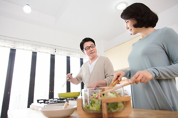 포토 JPG 스튜디오촬영 라이프스타일 그릇 부부 커플 여자 남자 음식 40대 중년 가사 중년라이프 주방용품 실내 요리 들기 사람 동양인 상반신 두명 라이프 마주보기 주방 샐러드 한국인 도움 프라이팬 가스레인지 빨래 부부생활 중년만 국내포토 식기 생활용품 컨셉 관계 모션 인종 성인 내부 생활 가전제품 레인지 성인만 파일형식