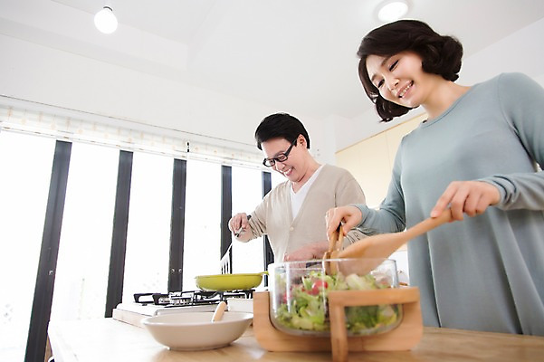 포토 JPG 스튜디오촬영 라이프스타일 그릇 부부 커플 여자 남자 음식 40대 중년 가사 중년라이프 주방용품 실내 요리 웃음 들기 사람 동양인 상반신 두명 라이프 주방 샐러드 한국인 도움 프라이팬 가스레인지 빨래 부부생활 중년만 국내포토 식기 생활용품 컨셉 관계 모션 표정 인종 성인 내부 생활 가전제품 레인지 성인만 파일형식