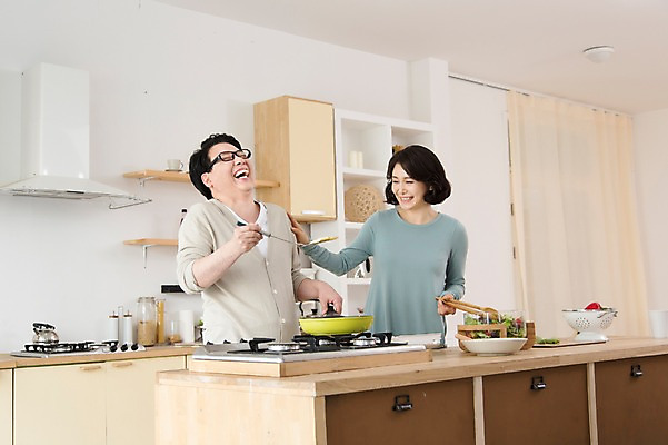 포토 JPG 스튜디오촬영 라이프스타일 그릇 부부 커플 여자 남자 음식 40대 중년 가사 중년라이프 주방용품 실내 요리 웃음 들기 사람 동양인 상반신 두명 라이프 주방 샐러드 한국인 도움 프라이팬 가스레인지 빨래 싱크대 부부생활 중년만 국내포토 식기 생활용품 컨셉 관계 모션 표정 인종 성인 내부 생활 가전제품 레인지 개수대 성인만 파일형식