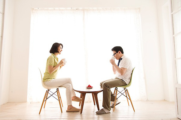 포토 JPG 스튜디오촬영 전신 라이프스타일 접시 부부 커플 여자 남자 음식 40대 중년 의자 창문 중년라이프 방울토마토 탁자 티타임 휴식 잔 실내 웃음 들기 사람 앉기 동양인 취미 두명 라이프 옆모습 컵 마주보기 한국인 마시기 다리꼬기 커튼 부부생활 중년만 국내포토 식기 뷰포인트 가구 컨셉 토마토 관계 모션 표정 인종 성인 내부 생활 성인만 파일형식