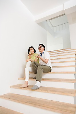 포토 JPG 스튜디오촬영 전신 라이프스타일 부부 커플 여자 남자 40대 중년 이어폰 중년라이프 휴식 실내 들기 사람 앉기 동양인 취미 두명 라이프 앞모습 스마트폰 계단 눈감음 음악감상 한국인 부부생활 중년만 국내포토 뷰포인트 음향기기 컨셉 관계 모션 인종 성인 내부 생활 핸드폰 스마트기기 감상 성인만 파일형식