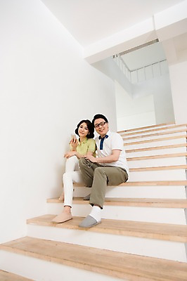 포토 JPG 스튜디오촬영 전신 라이프스타일 부부 커플 여자 남자 40대 중년 이어폰 중년라이프 휴식 실내 웃음 들기 사람 앉기 동양인 취미 두명 라이프 앞모습 스마트폰 계단 음악감상 한국인 부부생활 중년만 국내포토 뷰포인트 음향기기 컨셉 관계 모션 표정 인종 성인 내부 생활 핸드폰 스마트기기 감상 성인만 파일형식