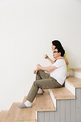 포토 JPG 스튜디오촬영 전신 라이프스타일 부부 커플 여자 남자 40대 중년 중년라이프 티타임 휴식 잔 실내 들기 사람 앉기 동양인 취미 두명 라이프 옆모습 컵 계단 한국인 부부생활 중년만 국내포토 식기 뷰포인트 컨셉 관계 모션 인종 성인 내부 생활 성인만 파일형식