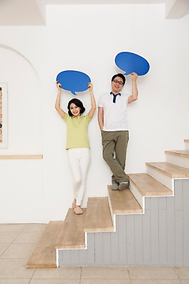 포토 JPG 스튜디오촬영 전신 라이프스타일 부부 커플 여자 남자 40대 중년 말풍선 중년라이프 실내 대화 서기 웃음 들기 사람 동양인 두명 라이프 앞모습 계단 한국인 부부생활 중년만 국내포토 뷰포인트 관계 모션 표정 말하기 인종 성인 내부 생활 성인만 파일형식