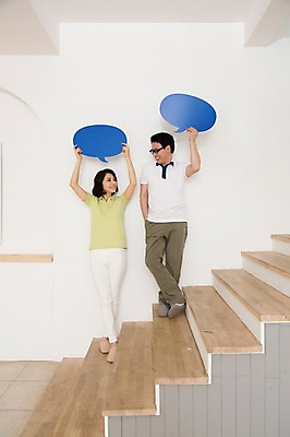 포토 JPG 스튜디오촬영 전신 라이프스타일 부부 커플 여자 남자 40대 중년 말풍선 중년라이프 실내 대화 서기 웃음 들기 사람 동양인 두명 라이프 앞모습 마주보기 계단 한국인 부부생활 중년만 국내포토 뷰포인트 관계 모션 표정 말하기 인종 성인 내부 생활 성인만 파일형식