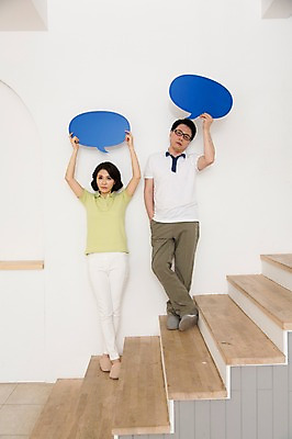 포토 JPG 스튜디오촬영 전신 라이프스타일 부부 커플 여자 남자 40대 중년 말풍선 중년라이프 실내 대화 서기 들기 사람 동양인 두명 라이프 앞모습 계단 한국인 부부생활 중년만 국내포토 뷰포인트 관계 모션 말하기 인종 성인 내부 생활 성인만 파일형식