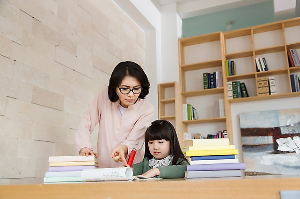 포토 JPG 스튜디오촬영 라이프스타일 여자 어린이교육 교육 딸 어린이 40대 중년 지도 중년라이프 모녀 엄마 교재 책장 실내 서기 사람 앉기 동양인 소녀 상반신 두명 라이프 앞모습 책 부모 연필 쌓기 한국인 자녀 가리킴 책상 여자만 국내포토 뷰포인트 가구 가족 모션 학용품 인종 손짓 성인 내부 생활 필기구 파일형식