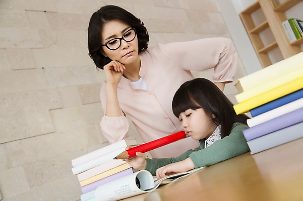 포토 JPG 스튜디오촬영 라이프스타일 여자 어린이교육 교육 딸 어린이 40대 중년 지도 중년라이프 모녀 엄마 교재 책장 실내 서기 사람 앉기 동양인 소녀 상반신 두명 라이프 책 부모 연필 쌓기 한국인 자녀 책상 여자만 국내포토 가구 가족 모션 학용품 인종 성인 내부 생활 필기구 파일형식