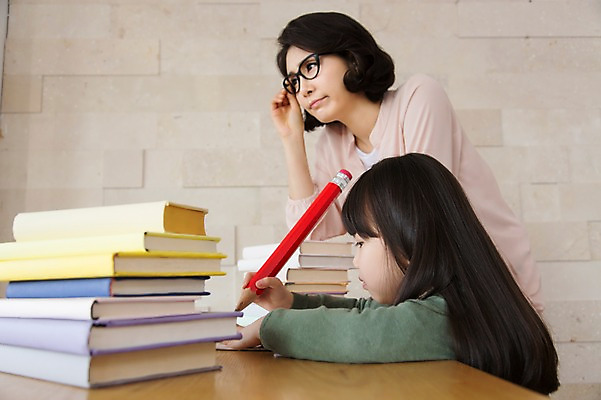 포토 JPG 스튜디오촬영 라이프스타일 여자 어린이교육 교육 딸 어린이 40대 중년 지도 중년라이프 모녀 엄마 교재 실내 서기 사람 앉기 동양인 소녀 상반신 두명 라이프 옆모습 책 부모 연필 쌓기 한국인 자녀 책상 여자만 국내포토 뷰포인트 가구 가족 모션 학용품 인종 성인 내부 생활 필기구 파일형식