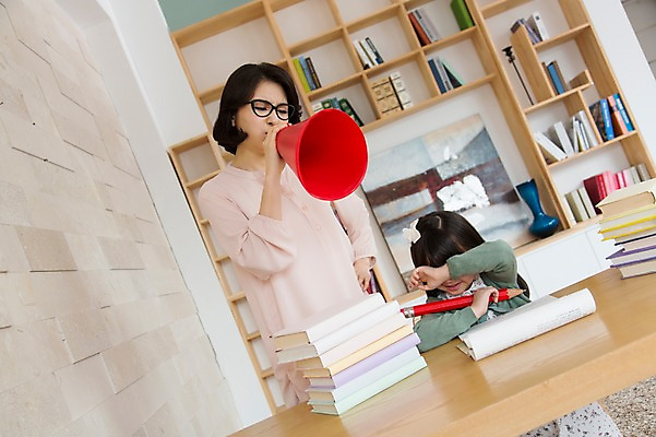포토 JPG 스튜디오촬영 라이프스타일 여자 어린이교육 교육 딸 어린이 40대 중년 지도 응원 중년라이프 모녀 엄마 교재 책장 실내 서기 사람 앉기 동양인 소녀 상반신 두명 라이프 앞모습 책 부모 연필 쌓기 확성기 외침 한국인 자녀 울음 책상 여자만 국내포토 뷰포인트 가구 가족 모션 학용품 표정 인종 성인 내부 생활 필기구 소리 파일형식