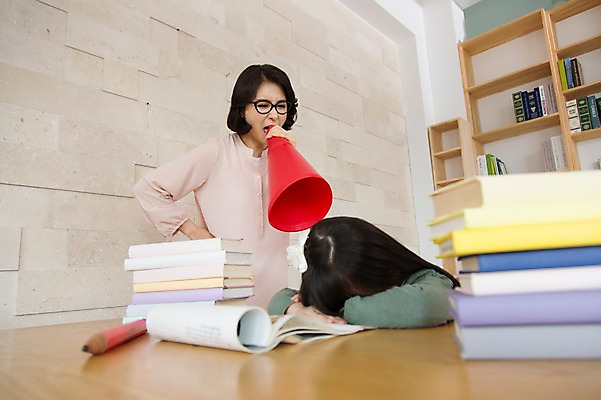 포토 JPG 스튜디오촬영 라이프스타일 여자 어린이교육 교육 딸 어린이 엎드리기 40대 중년 지도 응원 중년라이프 모녀 엄마 교재 실내 서기 사람 앉기 동양인 소녀 상반신 두명 라이프 책 부모 연필 쌓기 확성기 외침 한국인 자녀 책상 여자만 국내포토 가구 가족 모션 학용품 인종 성인 내부 생활 필기구 소리 파일형식